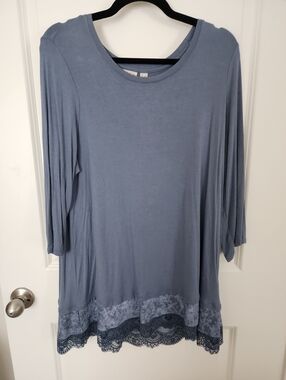 Women's Blue Lace-Hem 3/4 Sleeve Top By Logo Size 1XL.